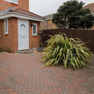 Entire 3 Bedroom House, 3 Toilets, 2 Baths, Sleep 9 With Free Parking Thamesmead (Greater London)